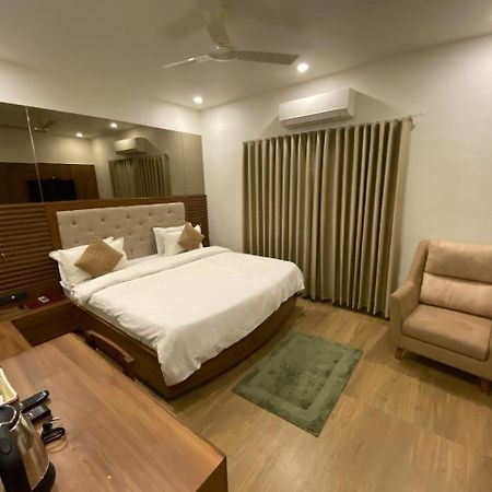Hotel Evershine Rajkot Exteriör bild