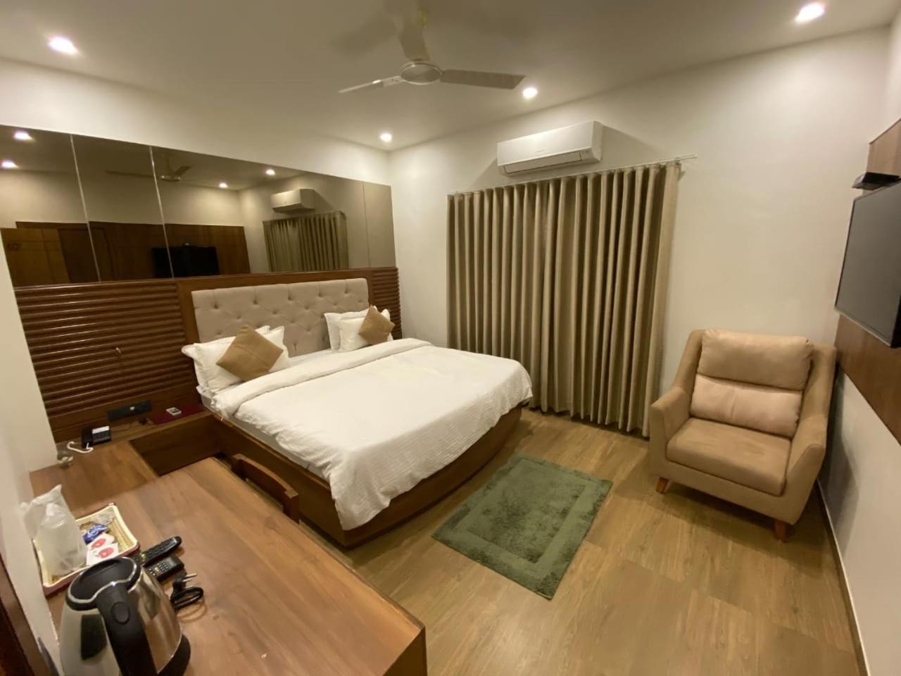 Hotel Evershine Rajkot Exteriör bild