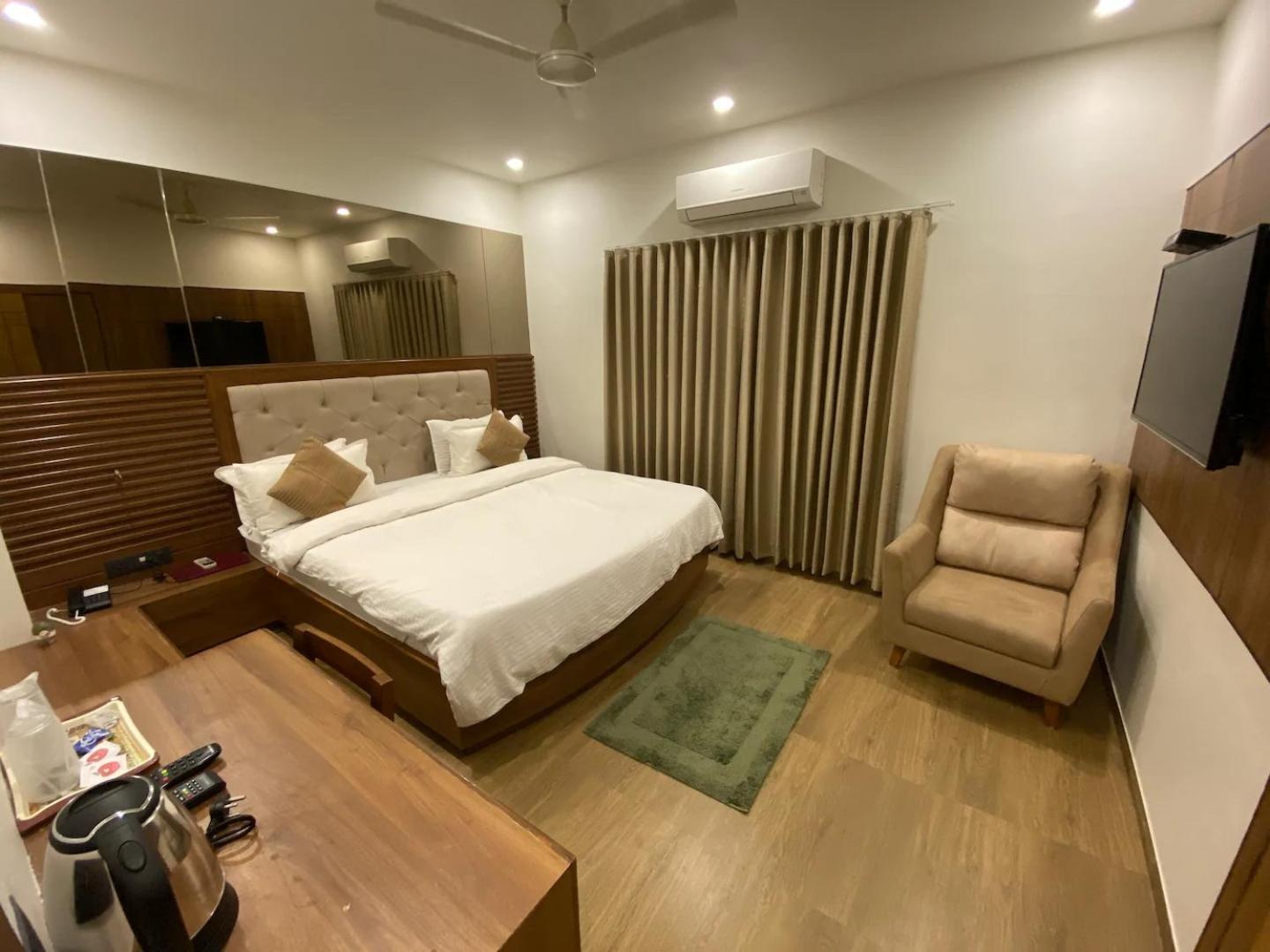 Hotel Evershine Rajkot Exteriör bild