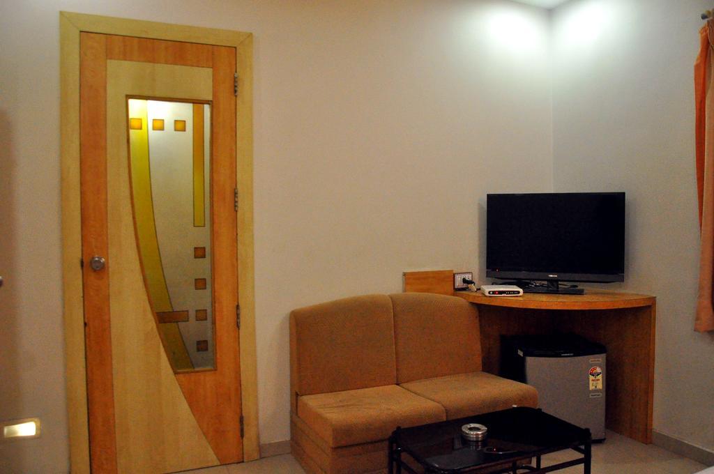Hotel Evershine Rajkot Exteriör bild