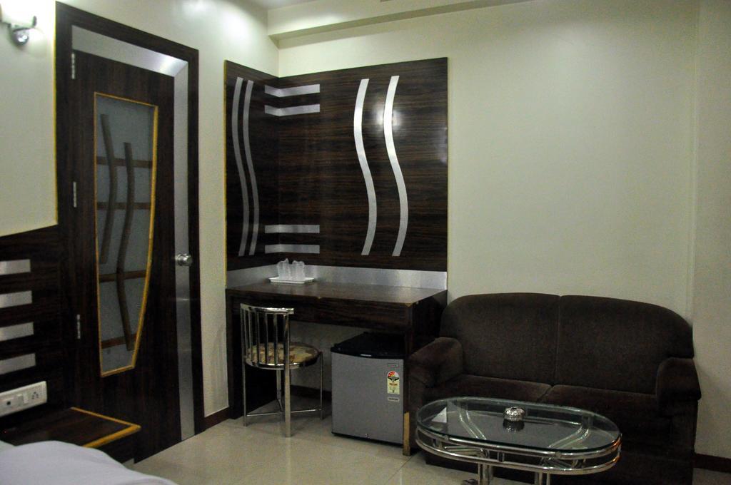 Hotel Evershine Rajkot Rum bild