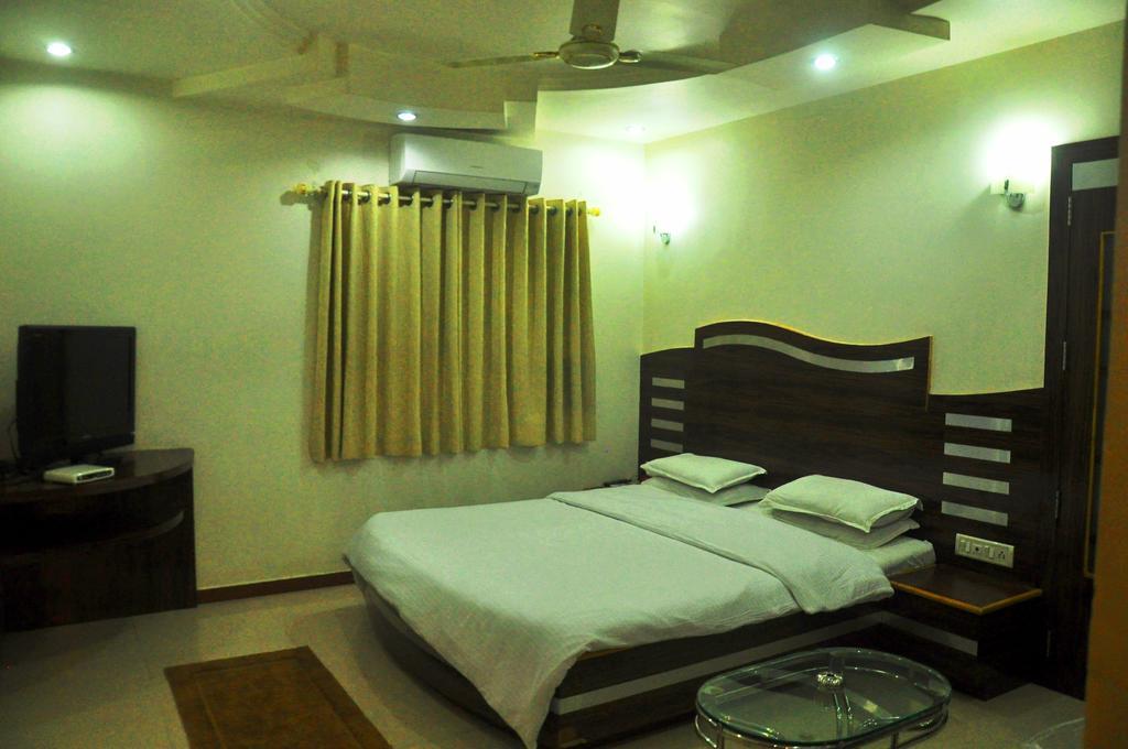 Hotel Evershine Rajkot Rum bild