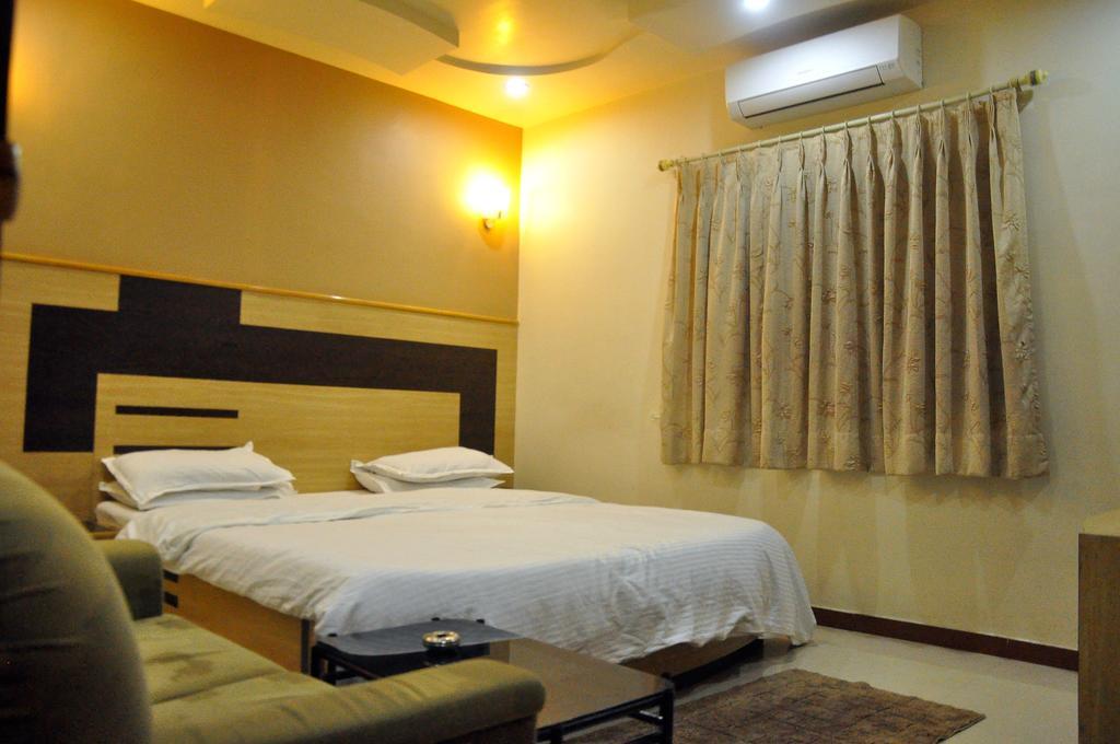 Hotel Evershine Rajkot Rum bild