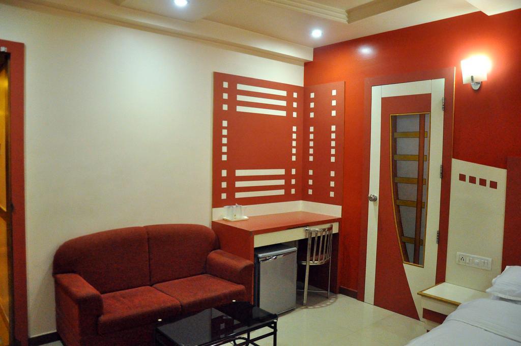 Hotel Evershine Rajkot Rum bild
