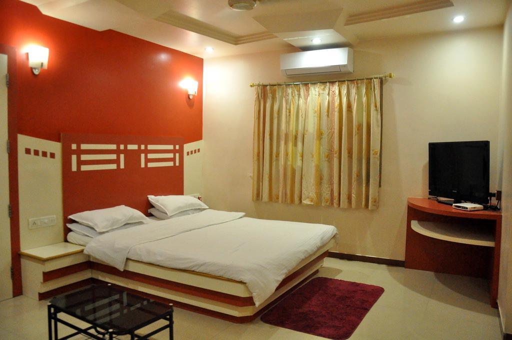 Hotel Evershine Rajkot Rum bild