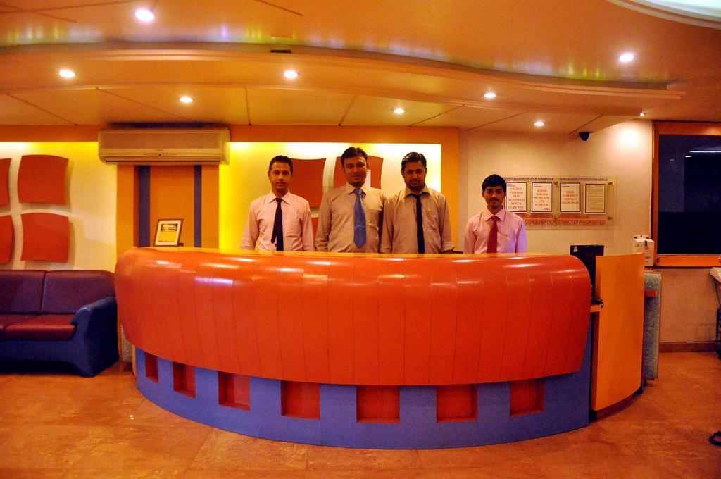 Hotel Evershine Rajkot Exteriör bild