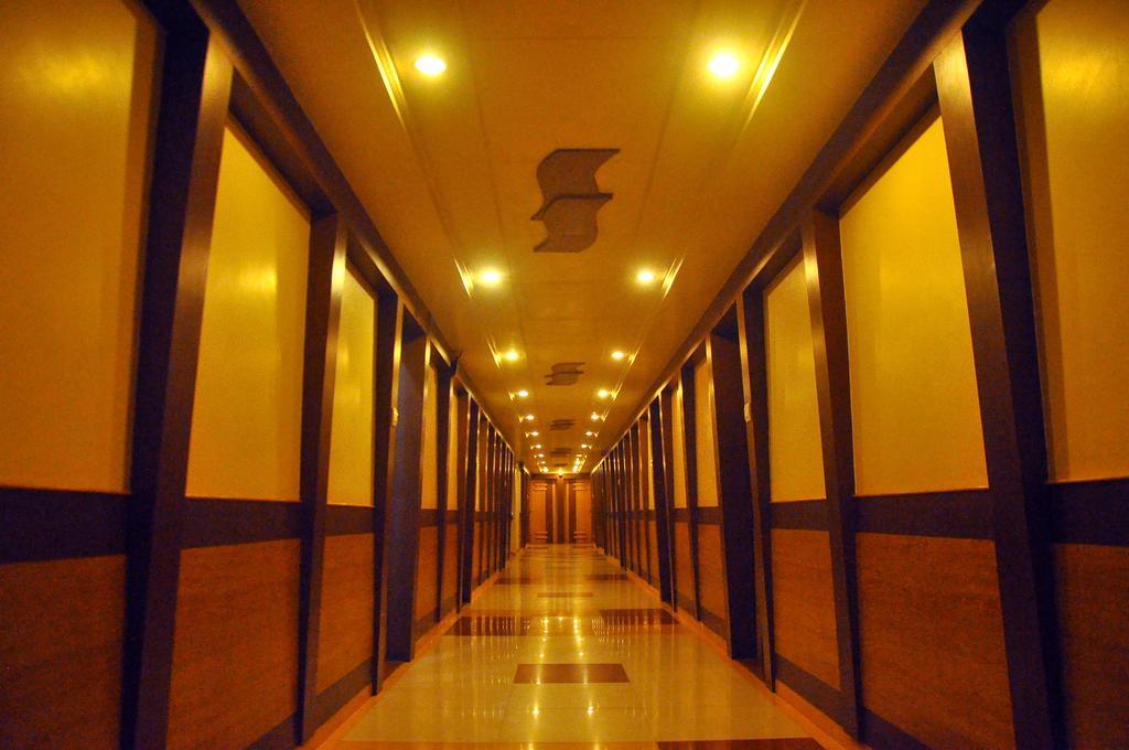Hotel Evershine Rajkot Exteriör bild