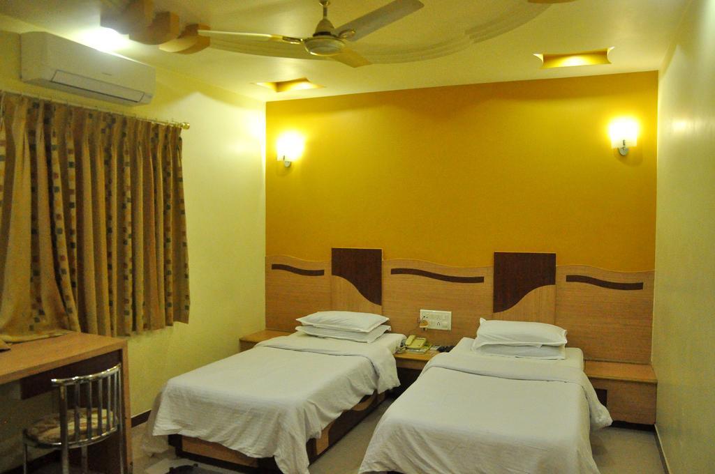 Hotel Evershine Rajkot Rum bild