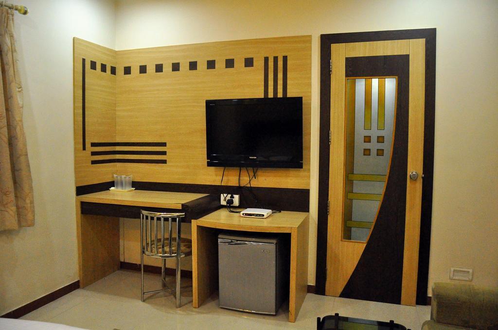 Hotel Evershine Rajkot Rum bild